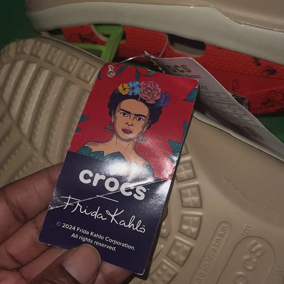 NWT Frida Kahlo x Crocs size Women’s 12 / Men’s 10 - Picture 11 of 12